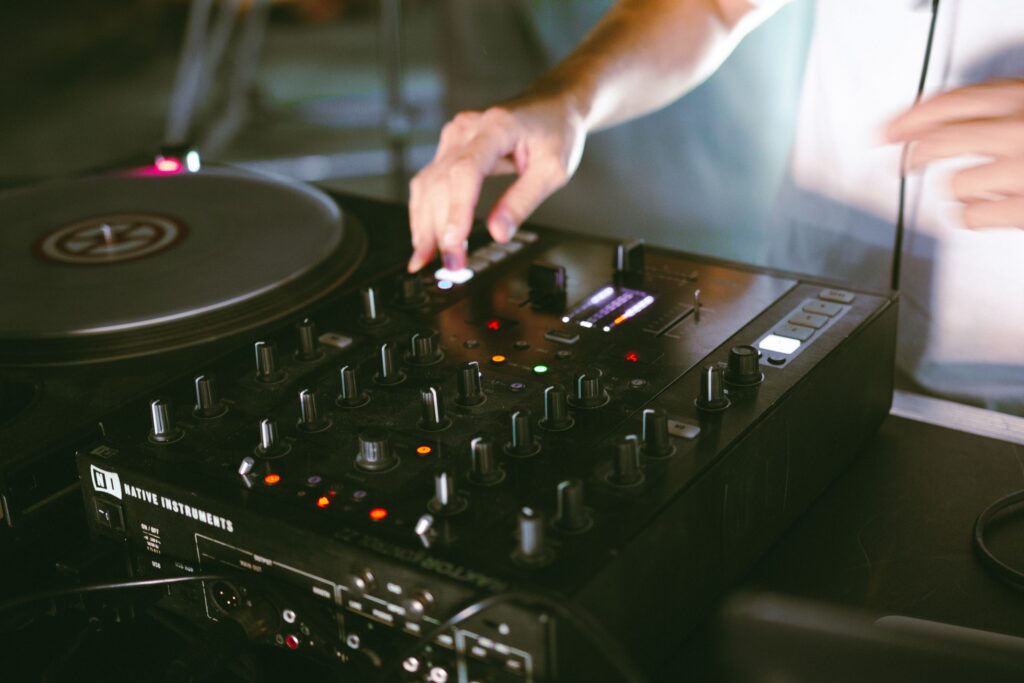 DJ miksujący muzykę na profesjonalnym konsoletce